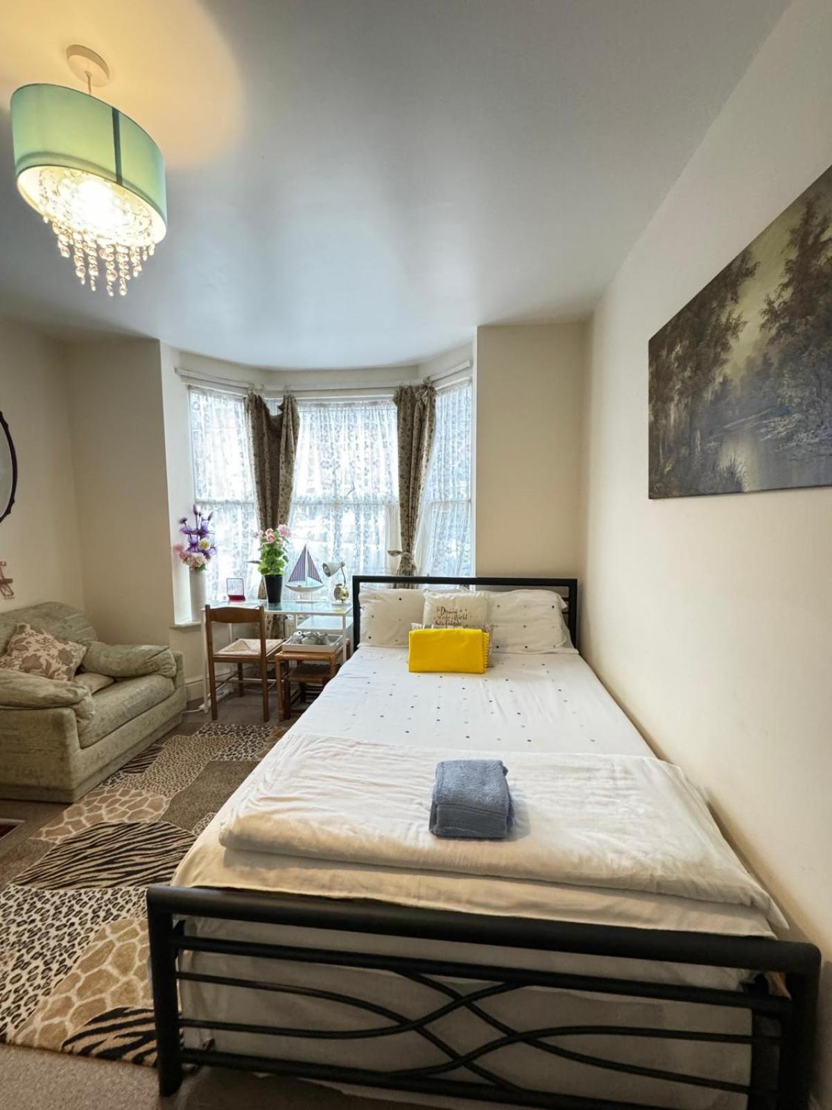 Big Private Room In Town Centre Eastleigh Ngoại thất bức ảnh