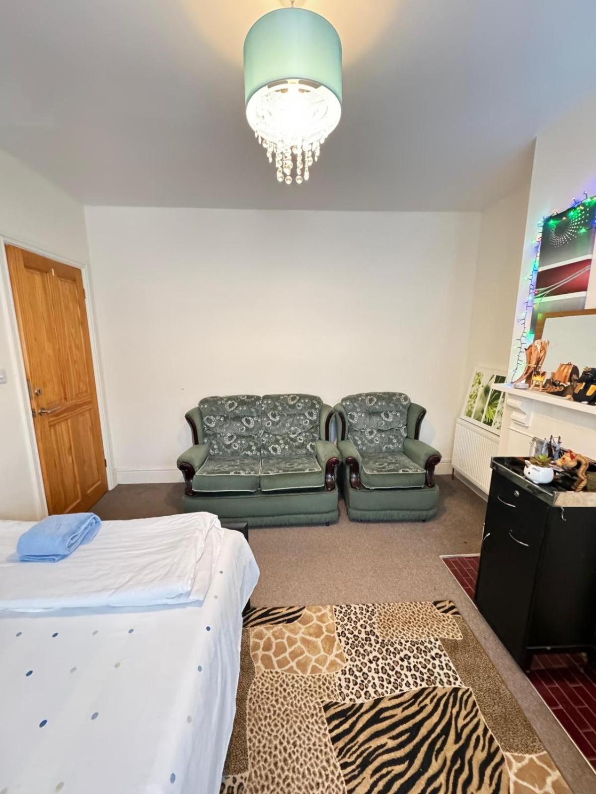 Big Private Room In Town Centre Eastleigh Ngoại thất bức ảnh