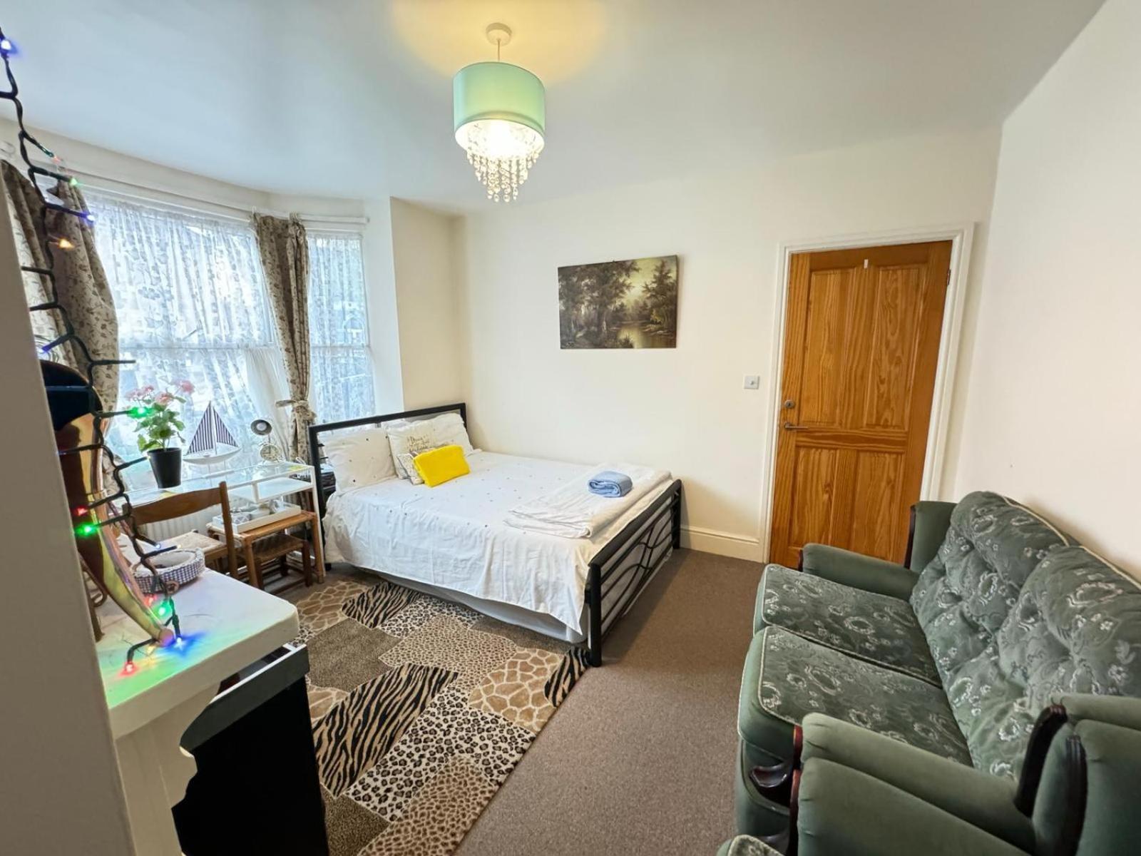 Big Private Room In Town Centre Eastleigh Ngoại thất bức ảnh